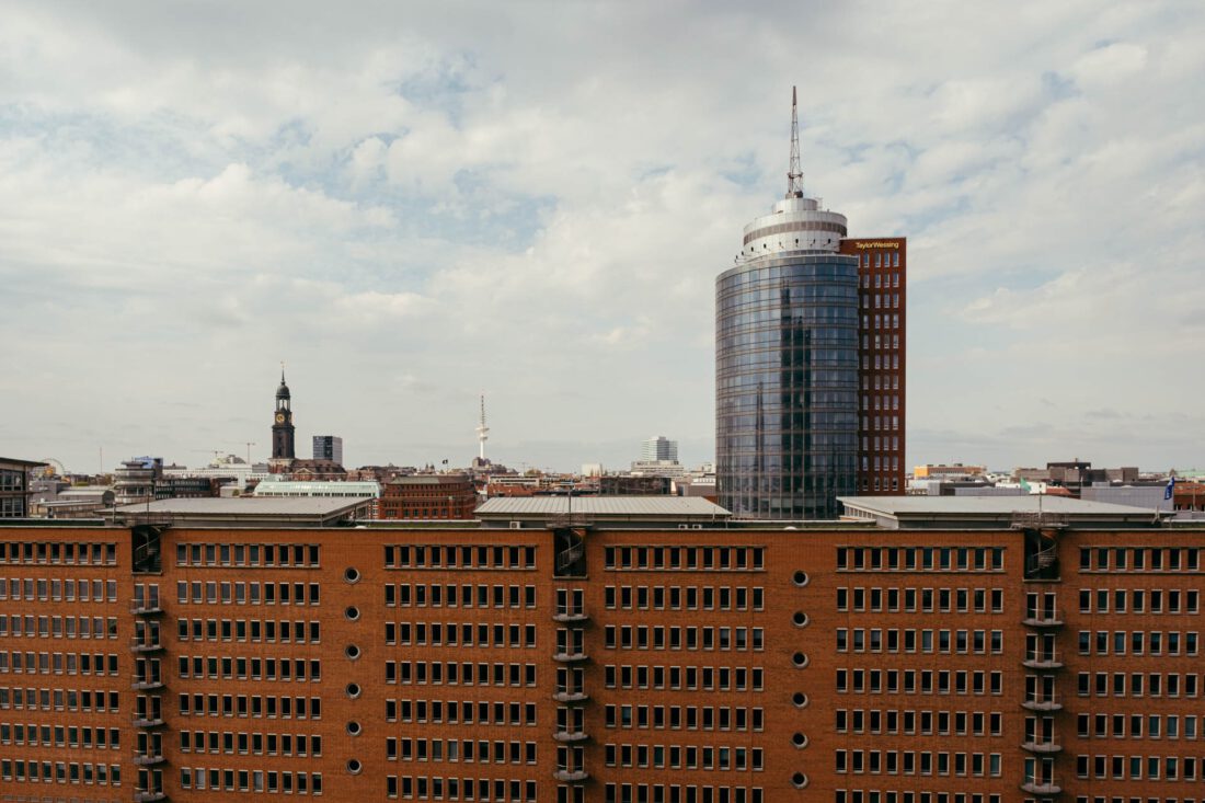 above the rooftops of hamburg by robert mangelmann | 20220424hamburg_070