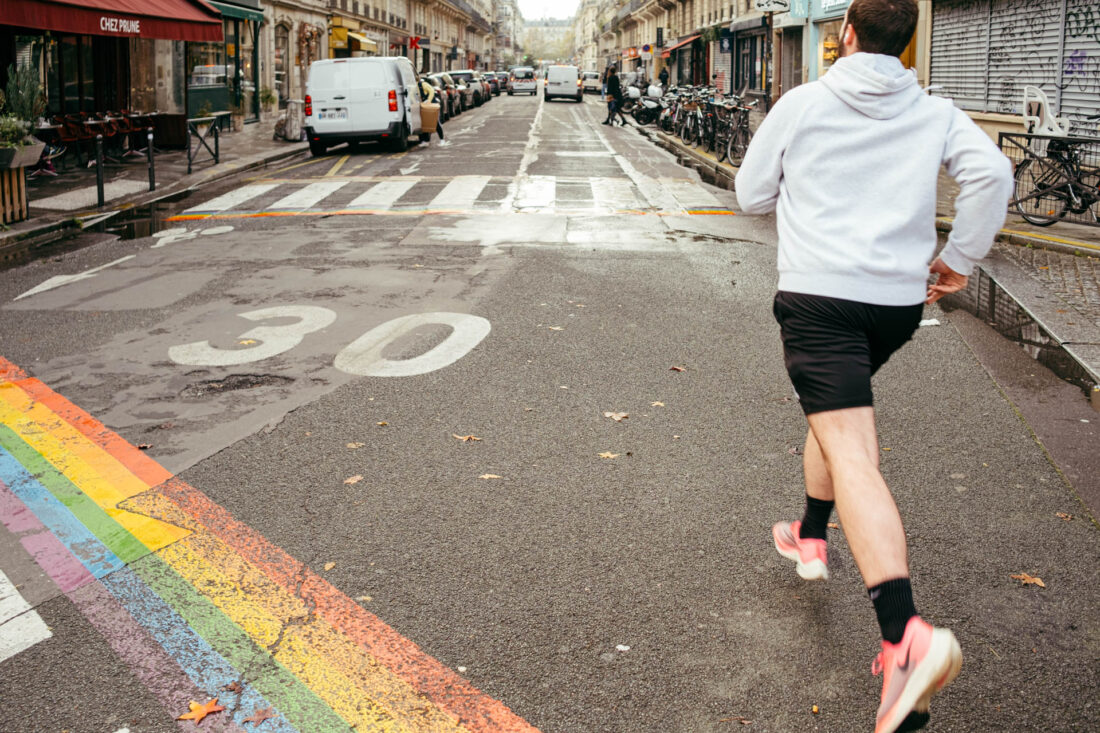 rainbow jogger by robert mangelmann | 20221126paris_072