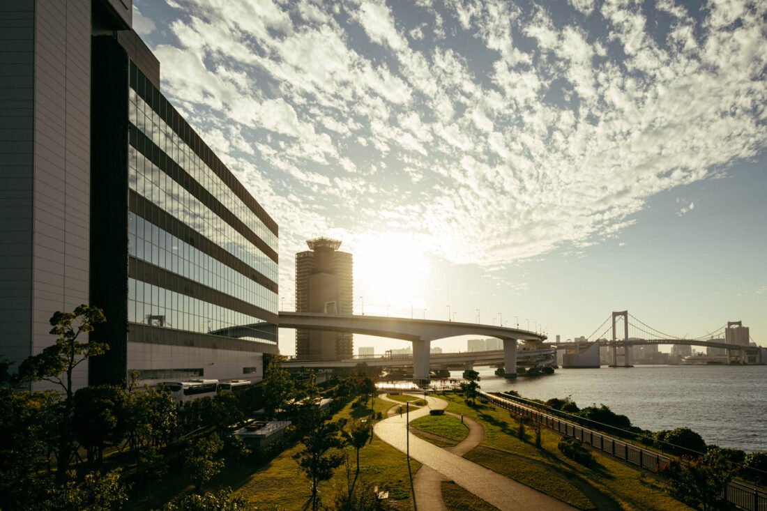 tokyo rainbow bridge sunset landscape by robert mangelmann | 20231123tokyo_201