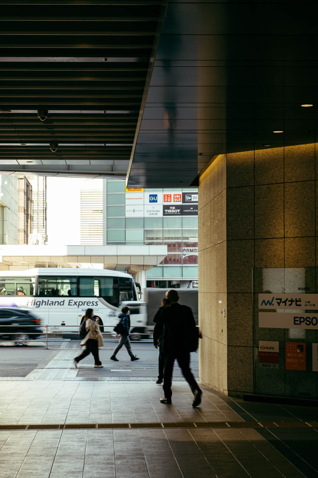 shinjuku traffic by robert mangelmann | 20231124tokyo_0008