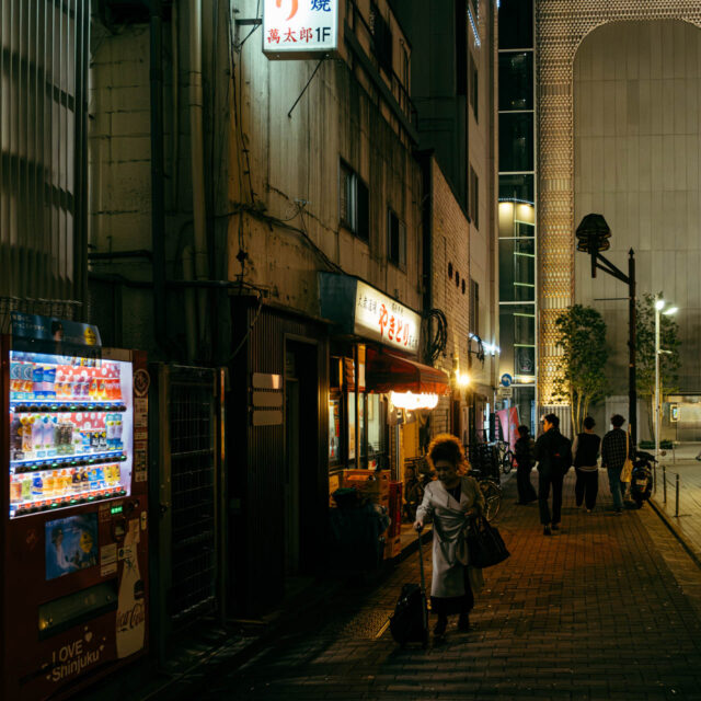 traveling lady by robert mangelmann | 20231124tokyo_0713