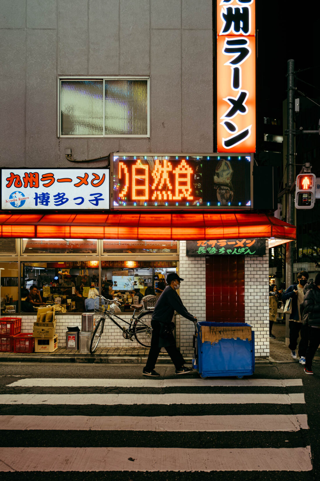 short distance delivery by robert mangelmann | 20231124tokyo_1008