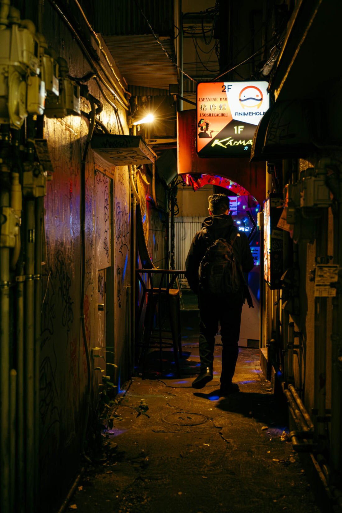 man in an alley by robert mangelmann | 20231124tokyo_1074