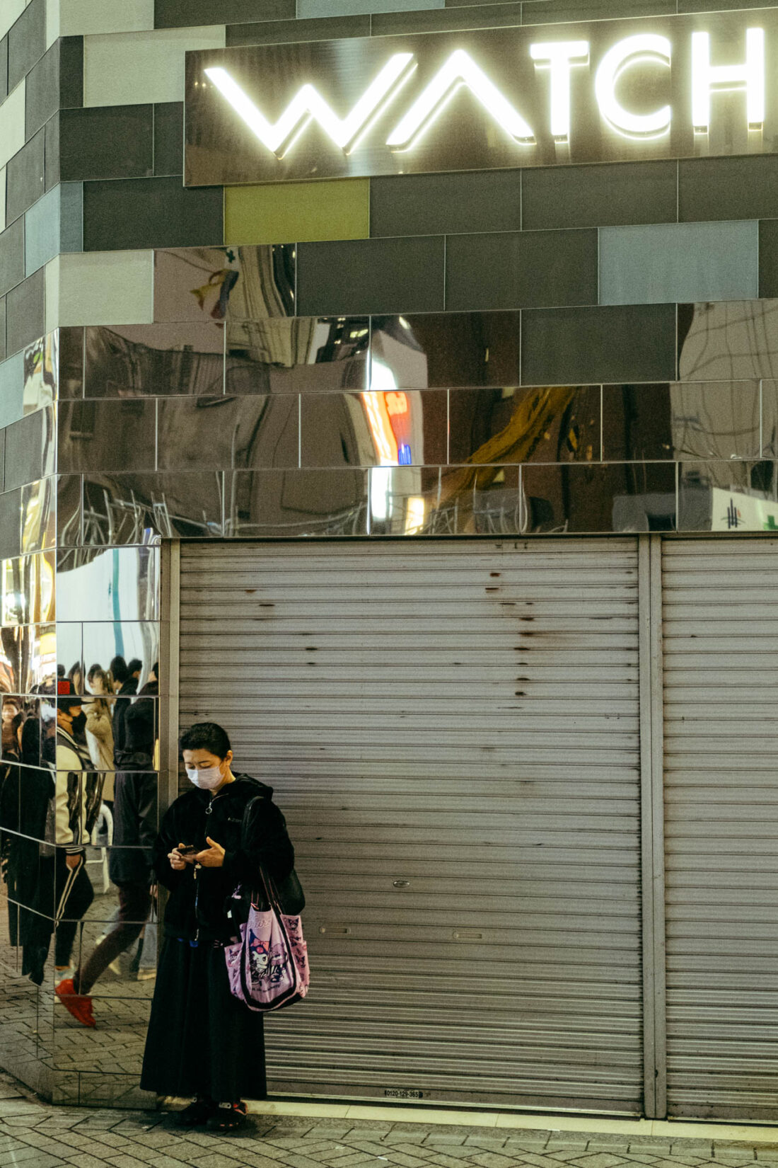 watching woman by robert mangelmann | 20231124tokyo_1102