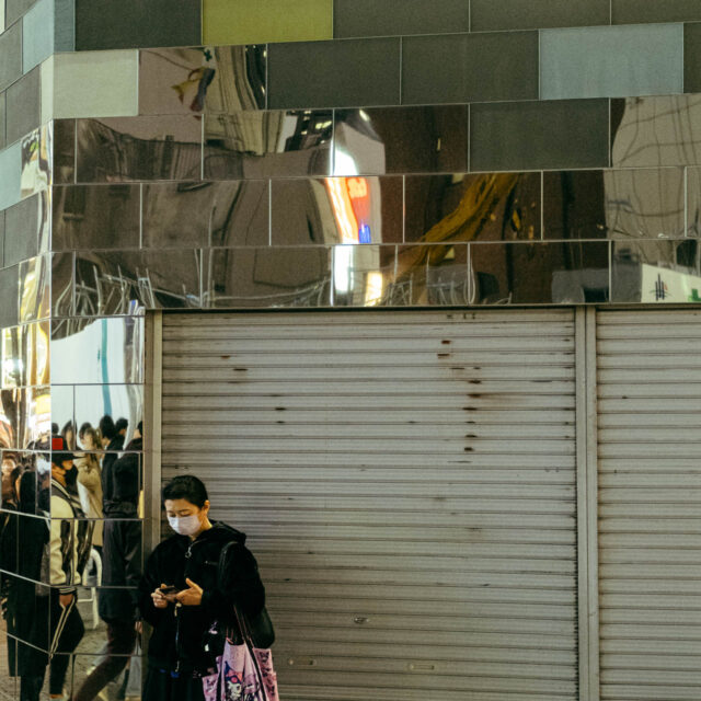 watching woman by robert mangelmann | 20231124tokyo_1102